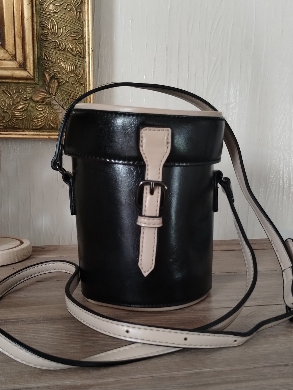 Classic Black & Cream Bucket Drum Style Crossbody Bag - Picture 8 of 8